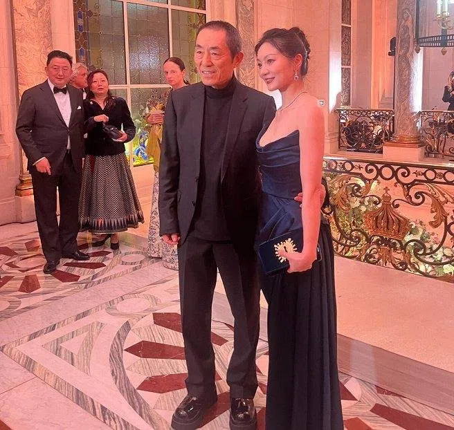 张艺谋和陈婷陪伴17岁女儿张壹娇出席舞会。（取自微博）