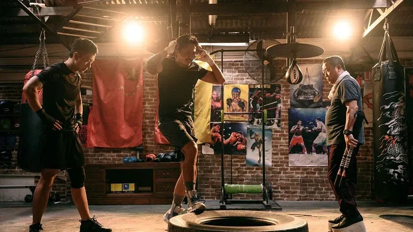 曾志伟（右）、 张继聪（中）与朱柏康在《金童》里锻炼拳击技巧。（取自嘉华电影城官网）