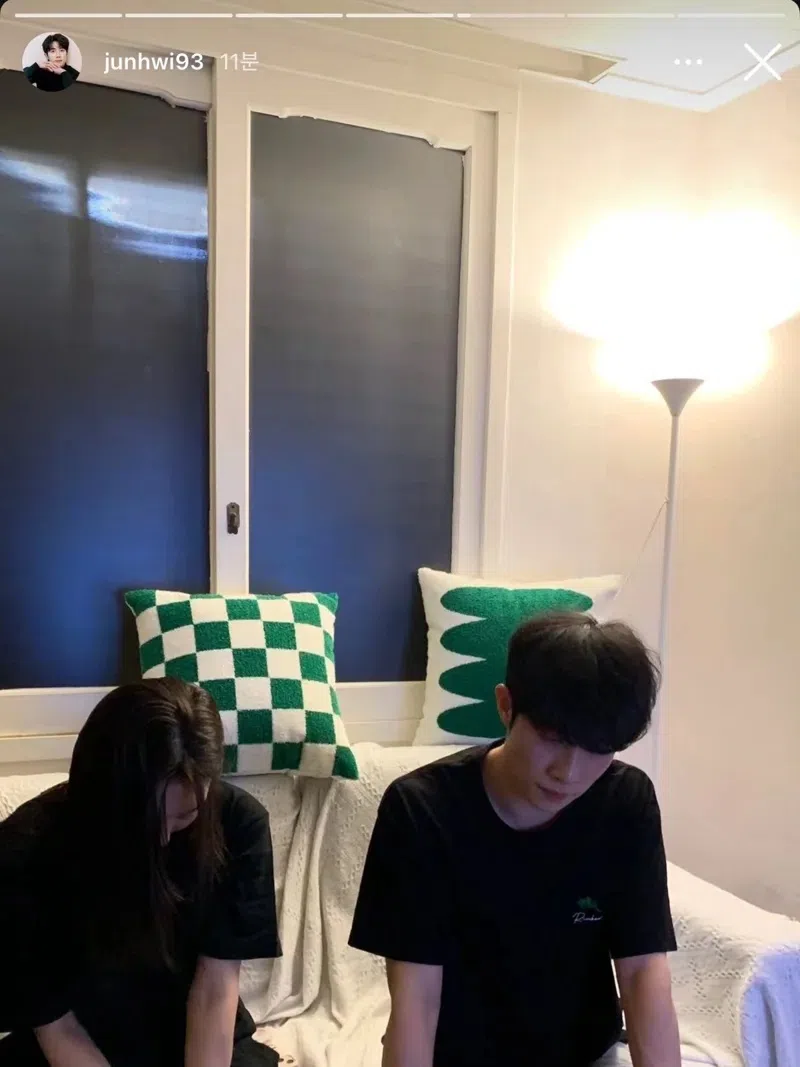 朴竣辉的Instagram限时动态中，出现他低头坐在床边，旁边则是同样低头的音乐剧女演员禹镇英。（IG截图）