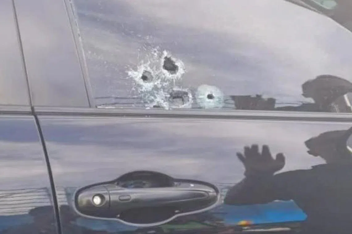 枪手连开五枪，在司机座的车窗留下五个弹孔。（光明日报）