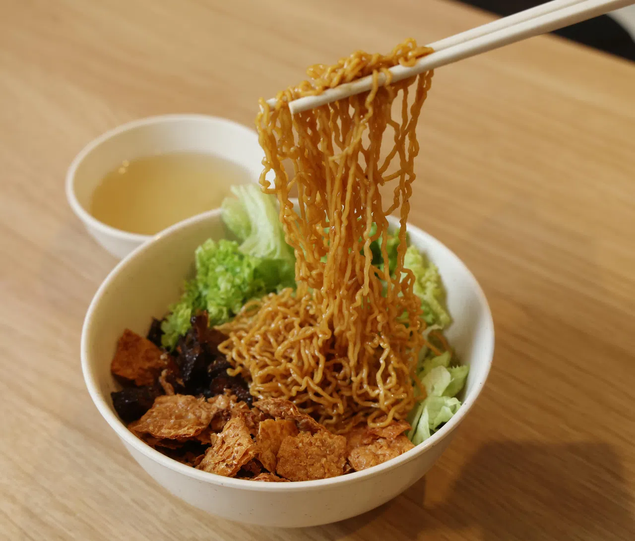 纯素蜜汁“叉烧”哥罗面，健康美味。（唐家鸿摄）