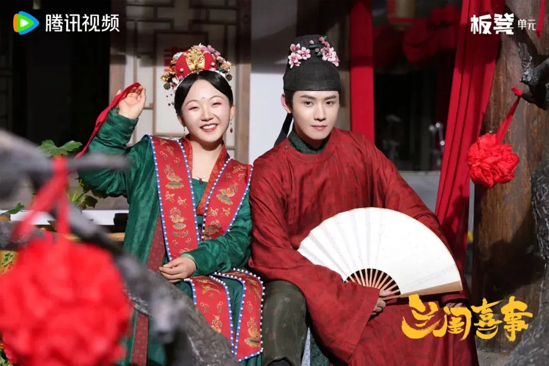 李嘉琦（左）与任豪在《兰闺喜事》中日久生情。（互联网）