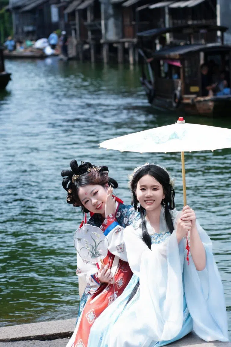 吴嘉仪（左）和朋友谢向俄今年8月在中国浙江乌镇的西栅古镇拍摄汉服写真，在江南水乡体验沉浸式穿越。（受访者提供）