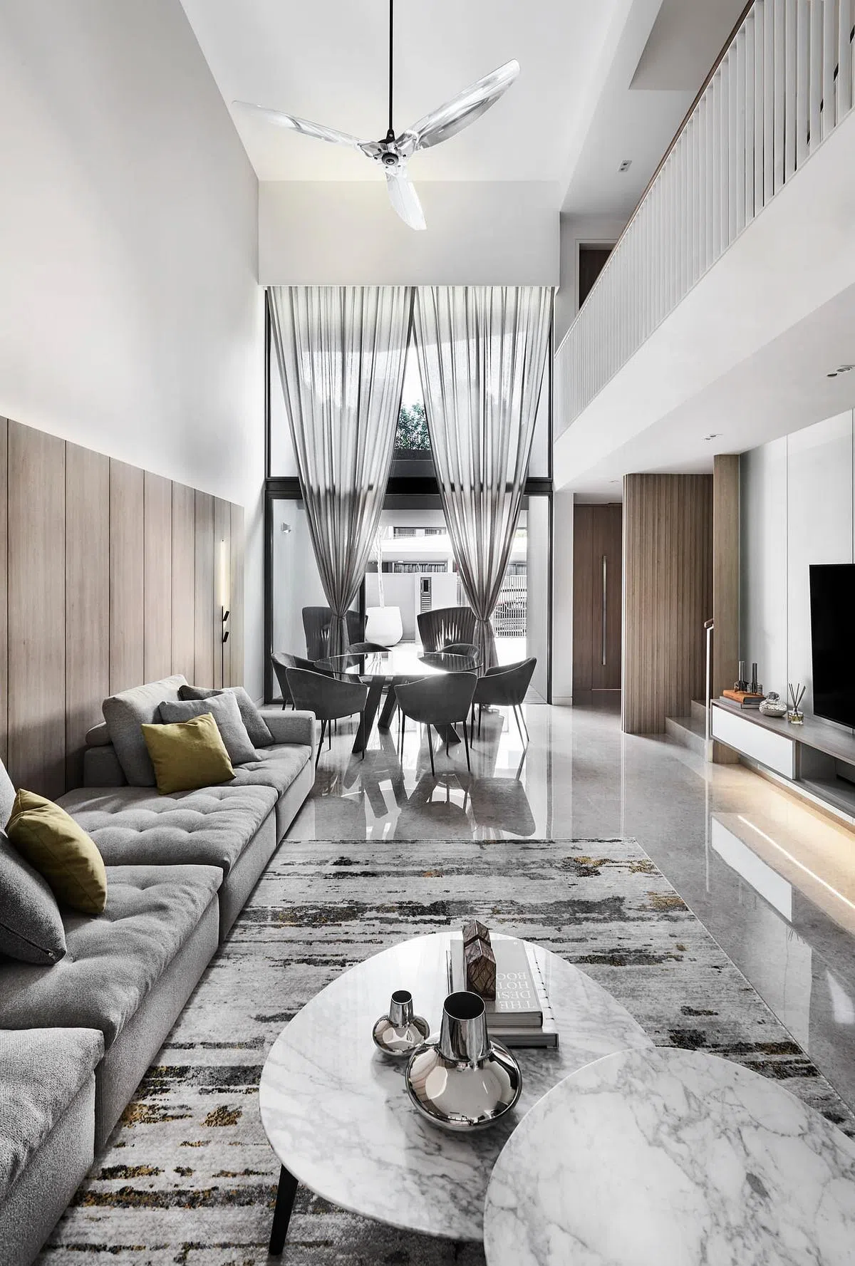 一楼的客厅、干厨房吧台、饭厅和露台连成一线，让一家人不管身处何地都能轻易交流互动。