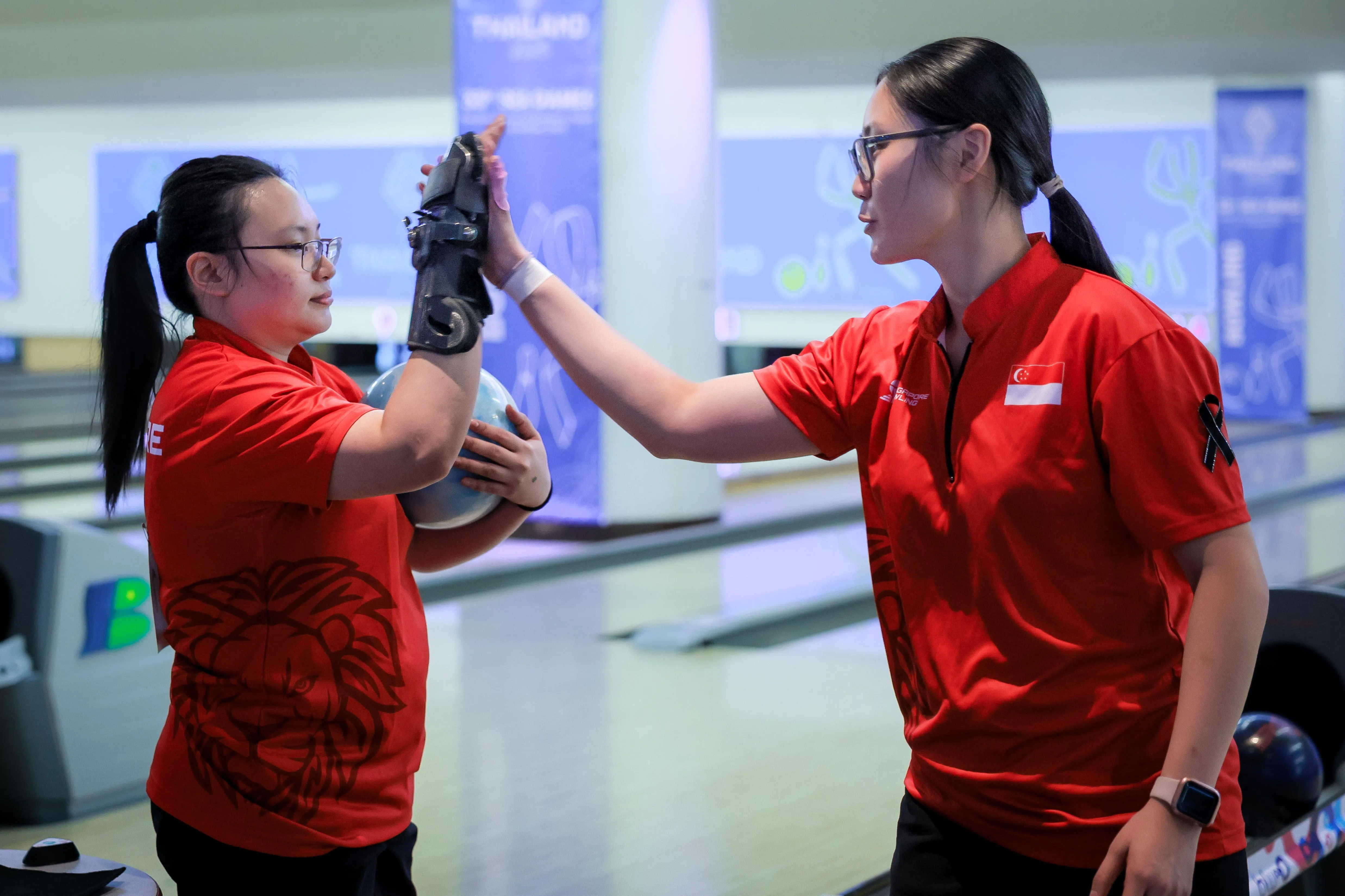 张瑜倩（左）和白欣仪在半决赛中交锋，张瑜倩以10瓶分的优势胜出。（海峡时报）