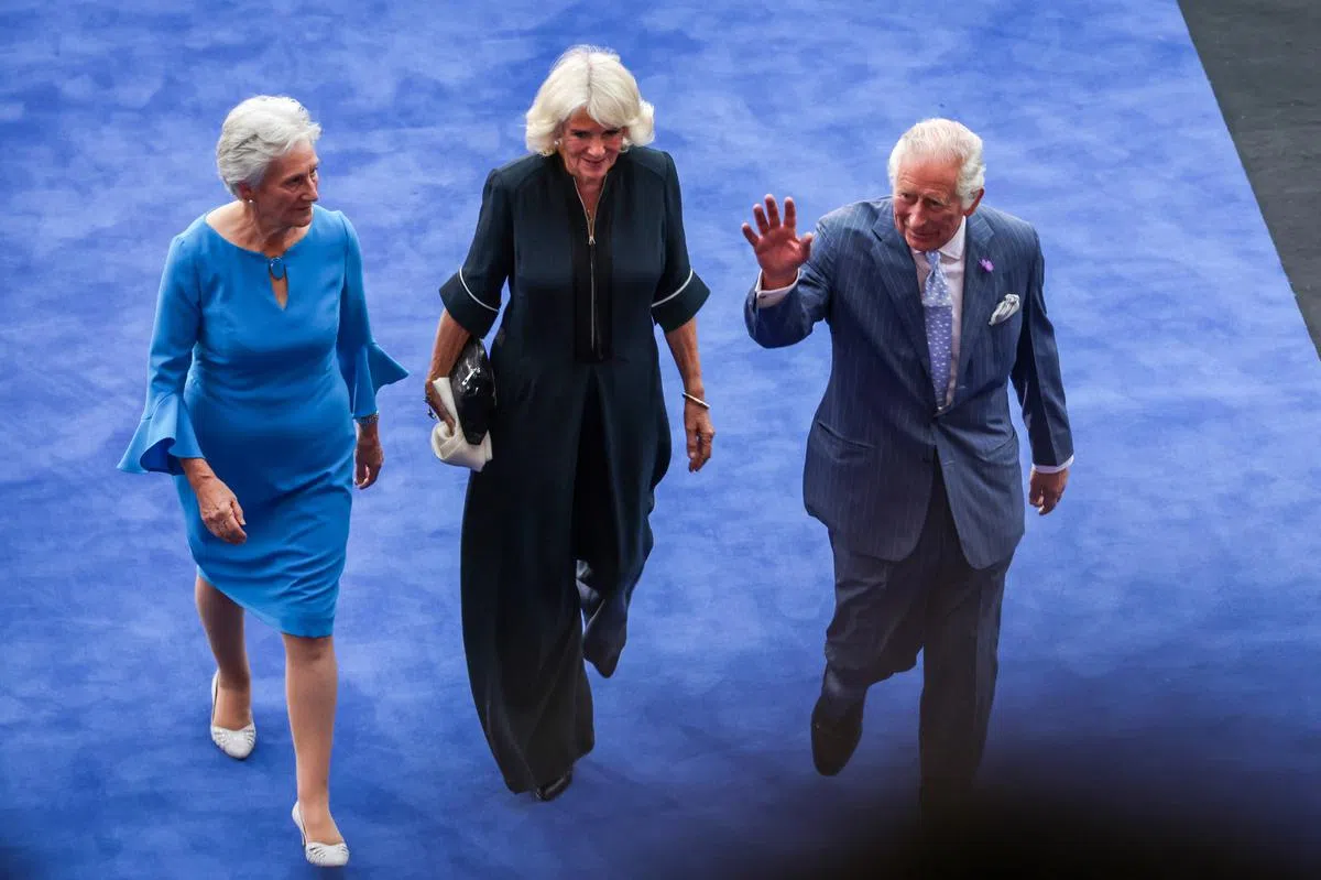 查尔斯王子（右）和妻子卡米拉（中）一同出席开幕礼。（叶振忠摄）
