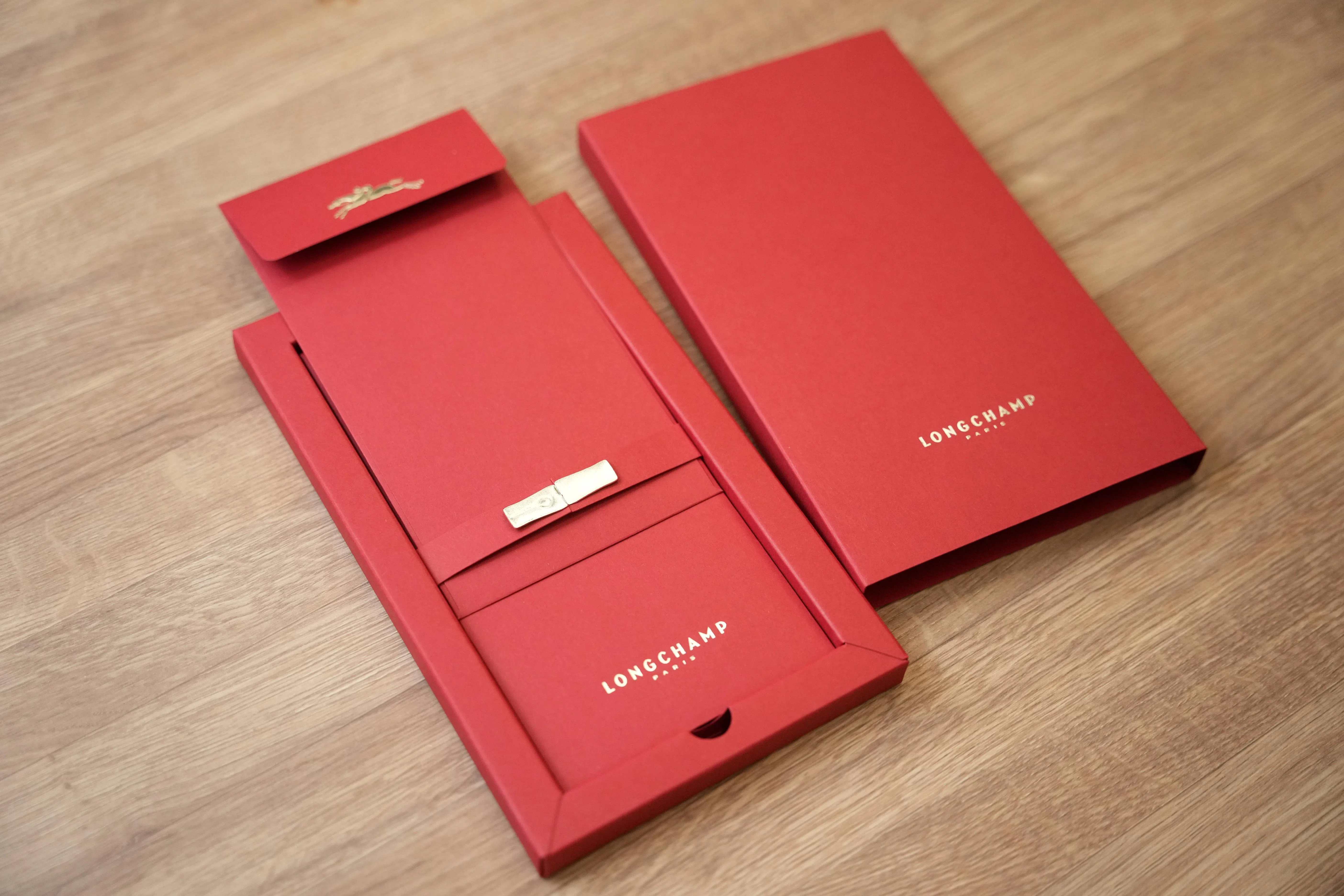 Longchamp红包上的骑士，低调地印在封盖上。（谢智扬摄）