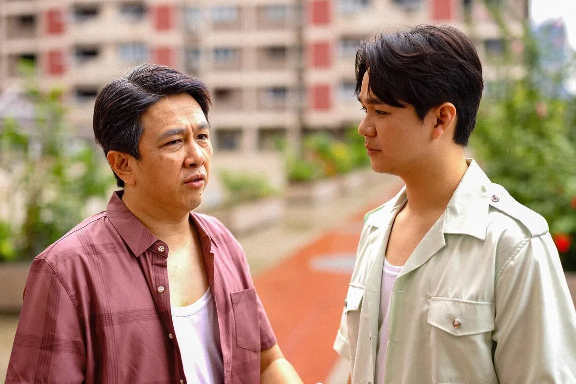 2026年版《老九》音乐剧，前版“老九”潘嗣敬（左）升格为父亲，新生代歌手黄俊荣接过“老九”一角，登上音乐剧舞台。（实践剧场提供）