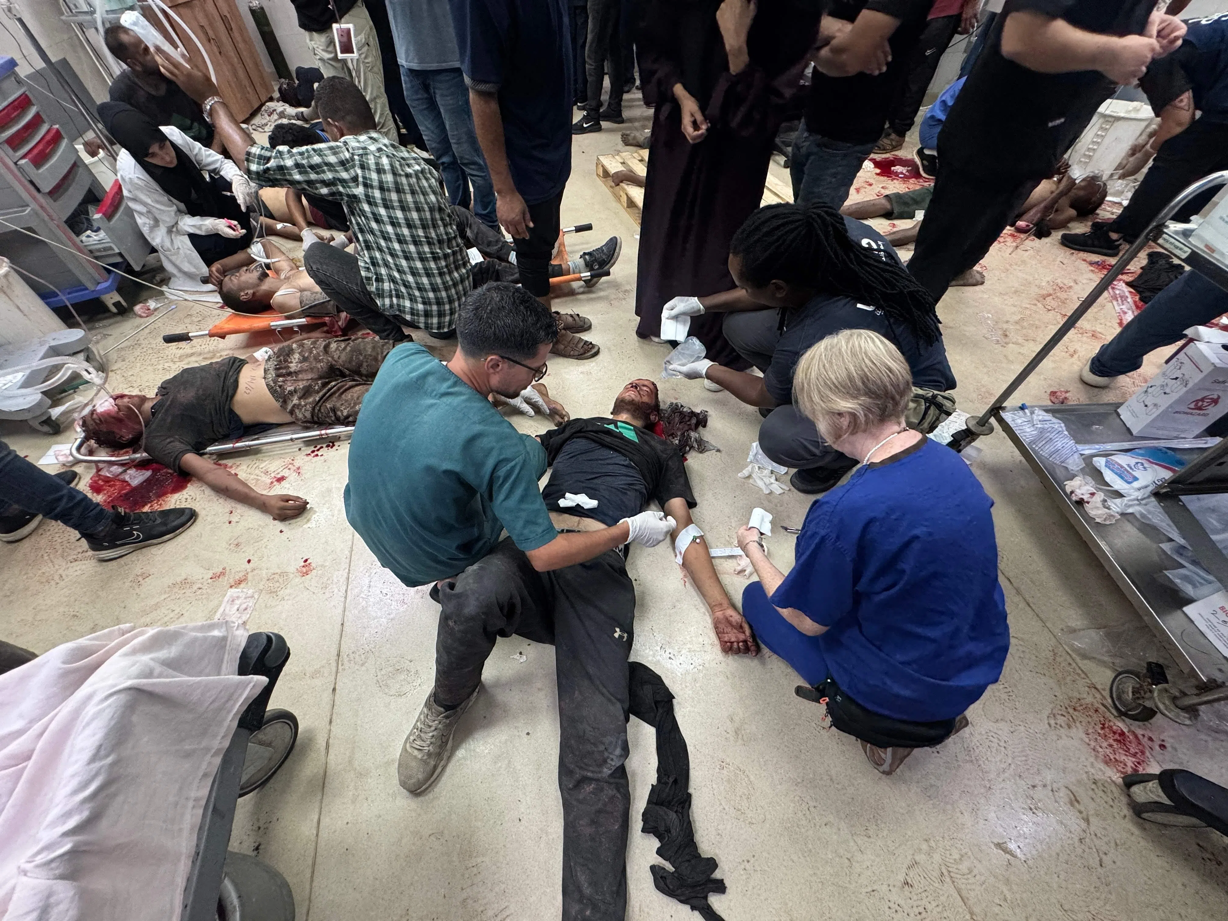8月31日，在加沙地带南部汗尤尼斯的纳赛尔医院，医生们救治受伤的巴勒斯坦人。（法新社）