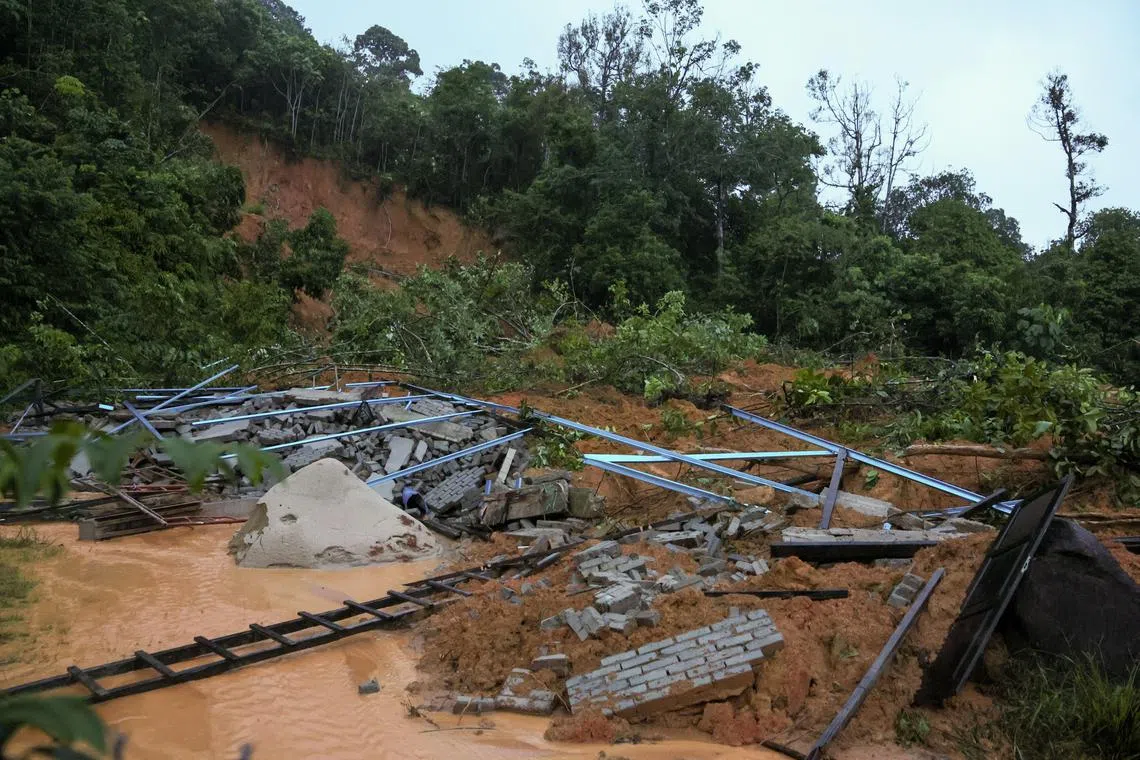 登嘉楼州瓜拉勿浪（Kuala Berang）一个甘榜星期五（11月29日）傍晚因豪雨引发山体滑坡，导致一栋房屋被山泥掩埋，屋内三人二死一重伤。（马新社）