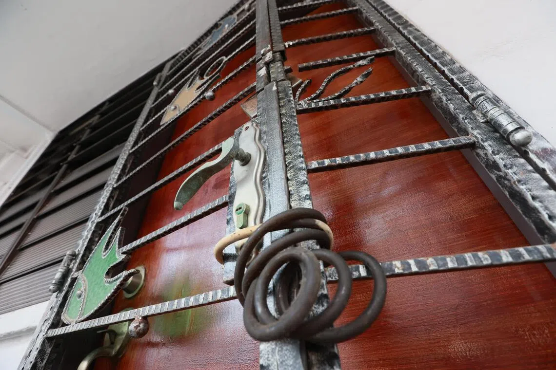 涉事单位的大门事后用脚踏车链上锁。（潘丰源摄）