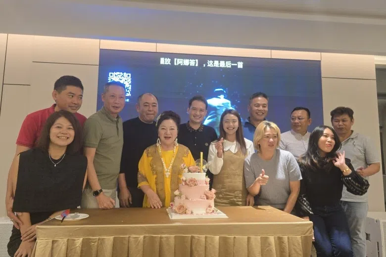 白冰冰（前排右四）过生日，马来西亚拿督刘少锋（后排左四）特别带马来西亚友人为她庆生。（自由时报）