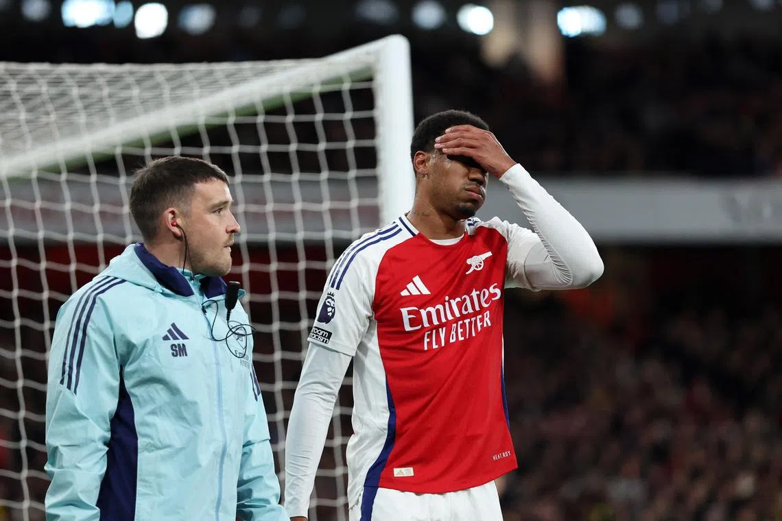 阿申纳后卫加布里埃尔（右）在开赛仅16分钟，就因为腿筋受伤被换下。（路透社）