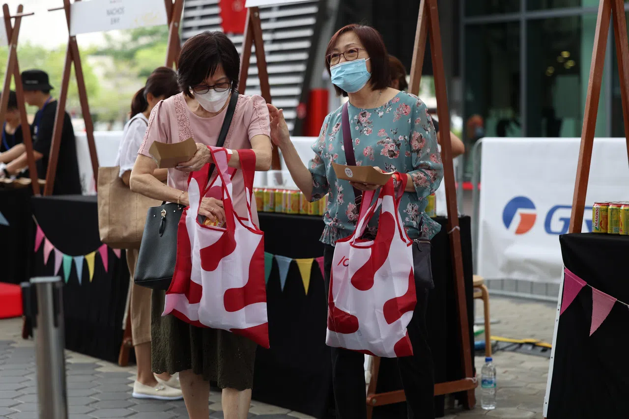 进场观看演唱会的早报俱乐部会员都可领取饮料、小吃，还有早报特制的限定款环保袋。（关俊威摄）