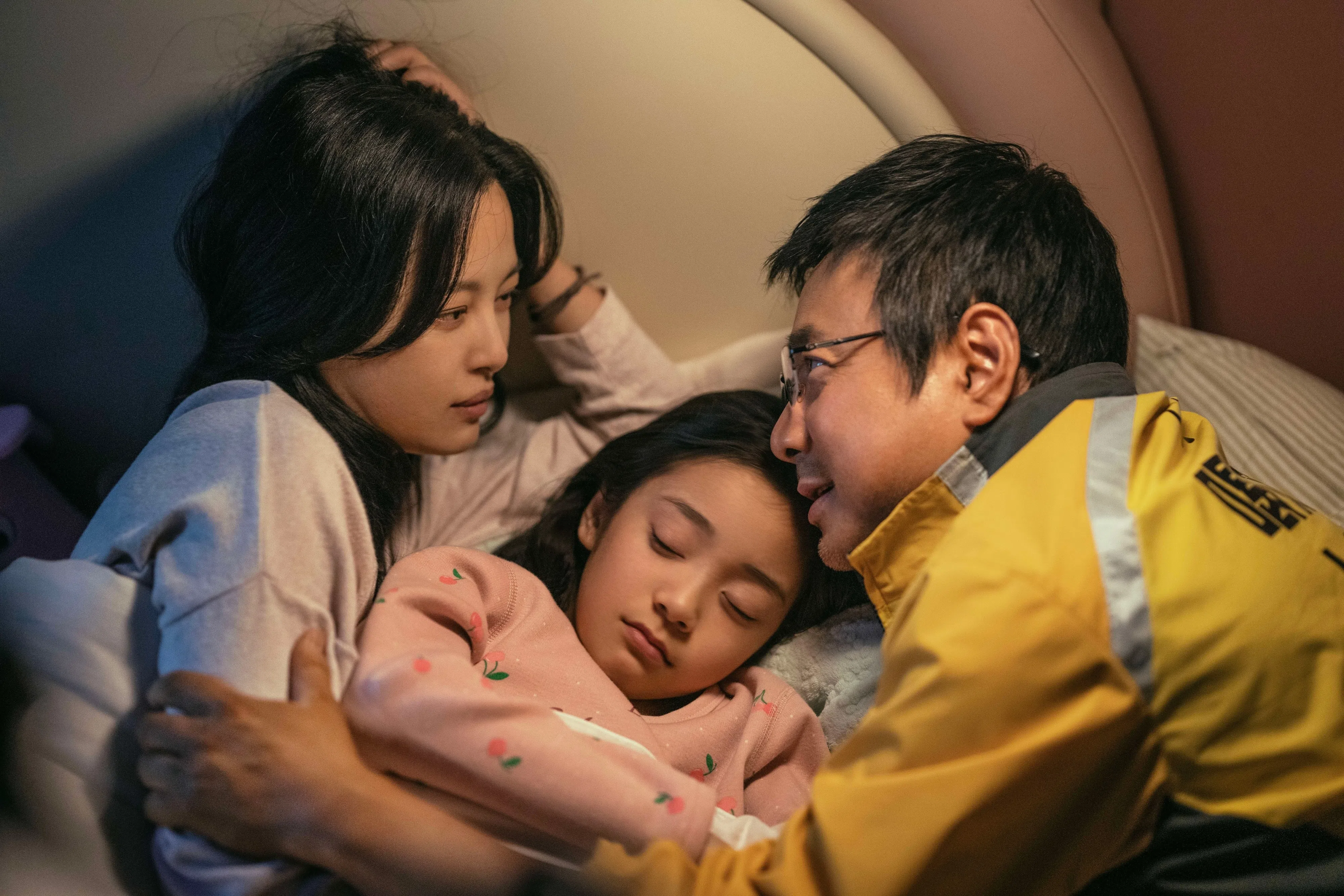 辛芷蕾（左）饰演徐峥（右）的妻子，她被列为主演，但戏份不算太突出。（嘉华院线提供）