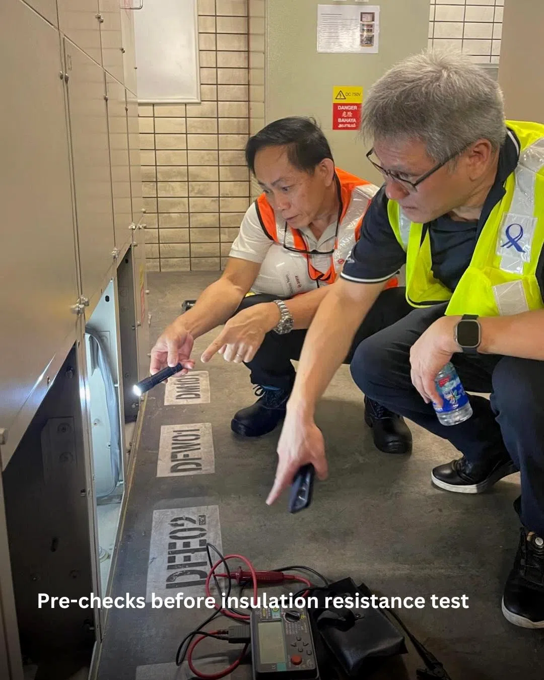工作人员准备进行绝缘电阻测试，以确保供电轨和运行轨之间具有良好的电气绝缘，以便安全接通牵引电源。（取自陆交局脸书）