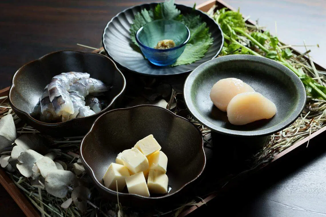 带子酿虾仁拌柚子法式白酱汁的食材，讲究用新鲜带子和虾。（龙国雄摄）