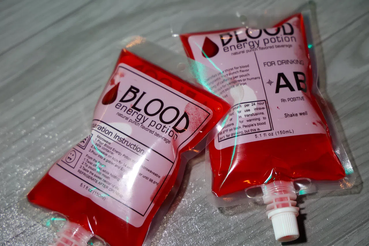 充满暗黑幽默的道具，将饮品做成血袋。（林明顺摄）