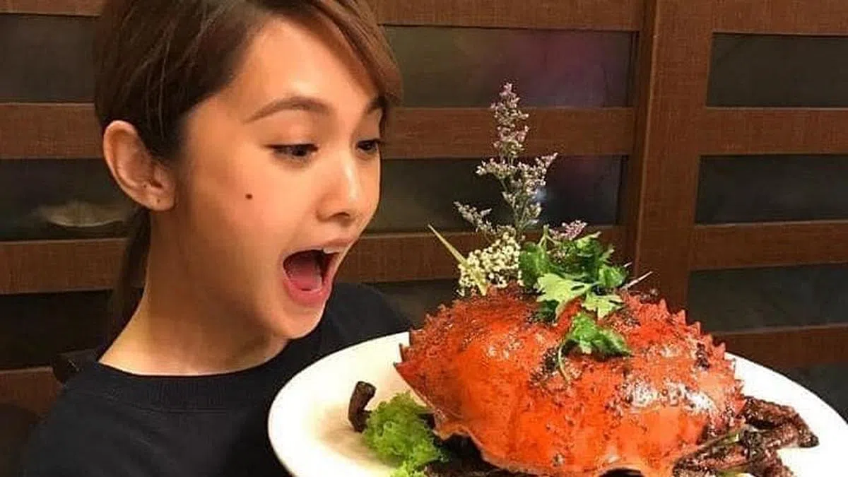 有网民还翻出杨丞琳以前吃海鲜的照片，来讽刺“海鲜奢侈论”。（互联网） 