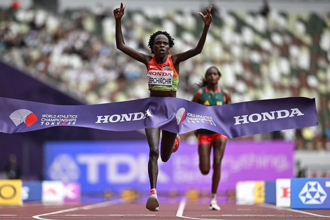 杰普契奇尔（中）在比赛最后时刻超越蒂格斯特，夺得世锦赛女子马拉松金牌。（法新社）