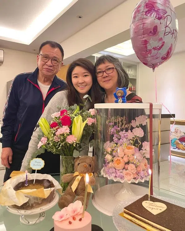 许绍雄与新加坡籍太太龙嬿而结婚33年，两人育有女儿许惠菁。（互联网）