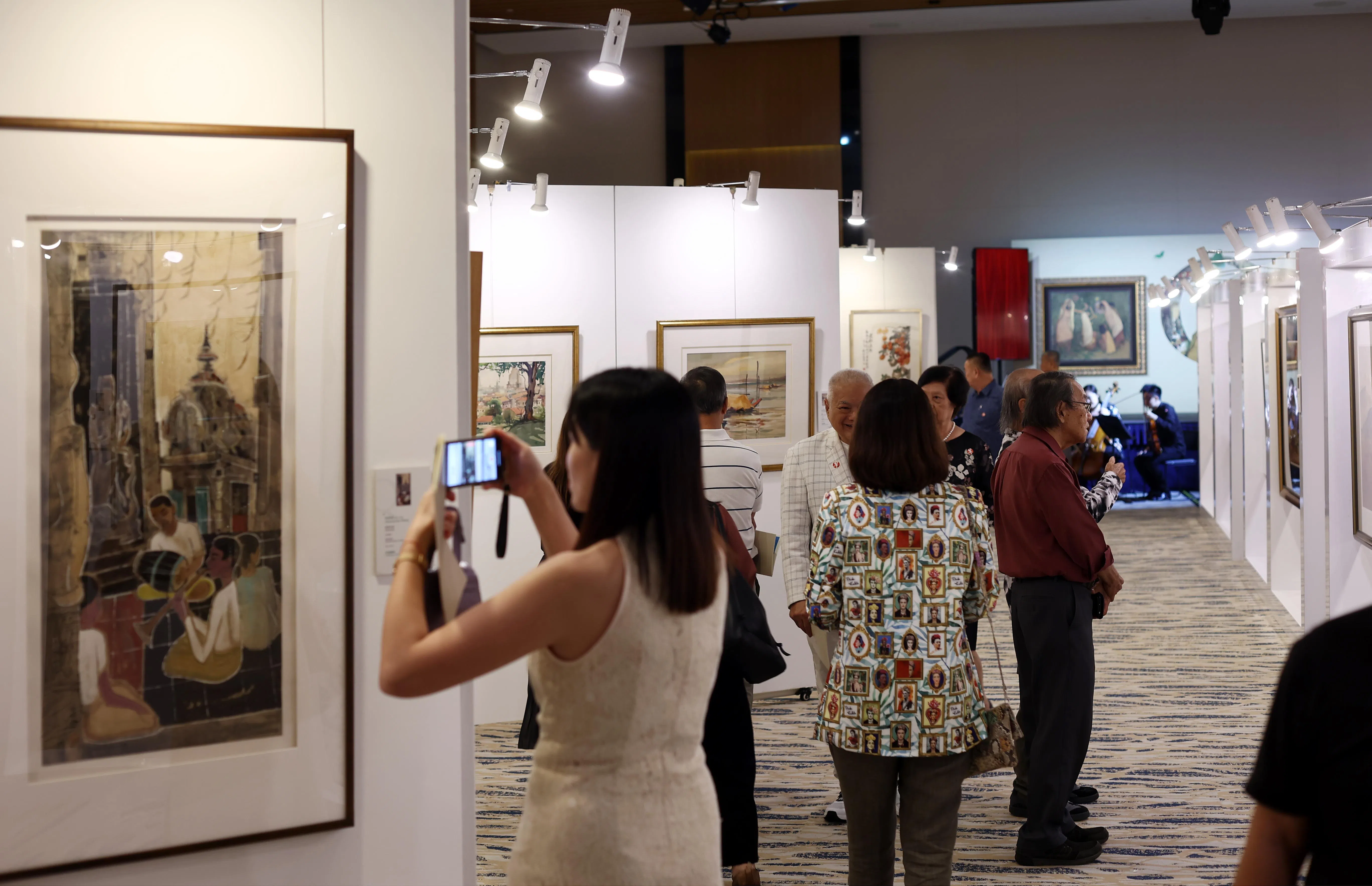 “狮城美术 • 百年光华”特展呈献新加坡第一代到当代的80位知名画家、书法家约160幅油画、水墨、水彩、书法等作品，展示我国美术史上的百年华彩。（档案照片）