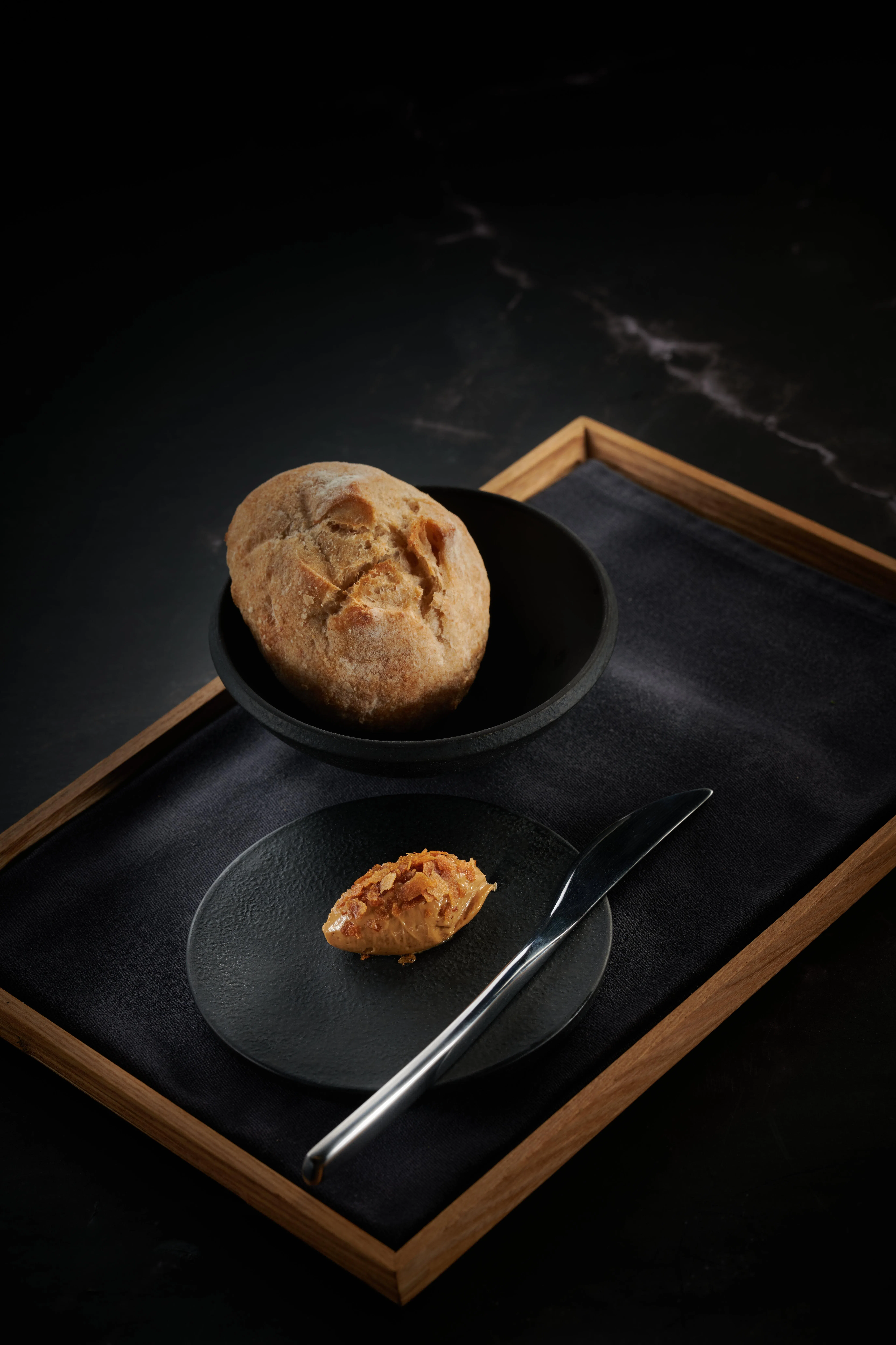 Kopi roti是温热酥脆的酸种面包，搭配丝滑咖啡牛油。（餐馆提供）