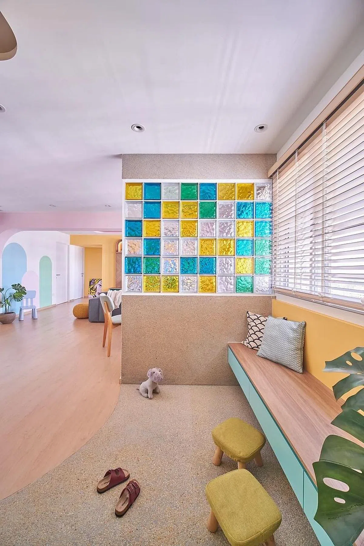 从大门玄关进入客厅的位置，有多彩的玻璃隔板。（Free Space Intent提供照片）