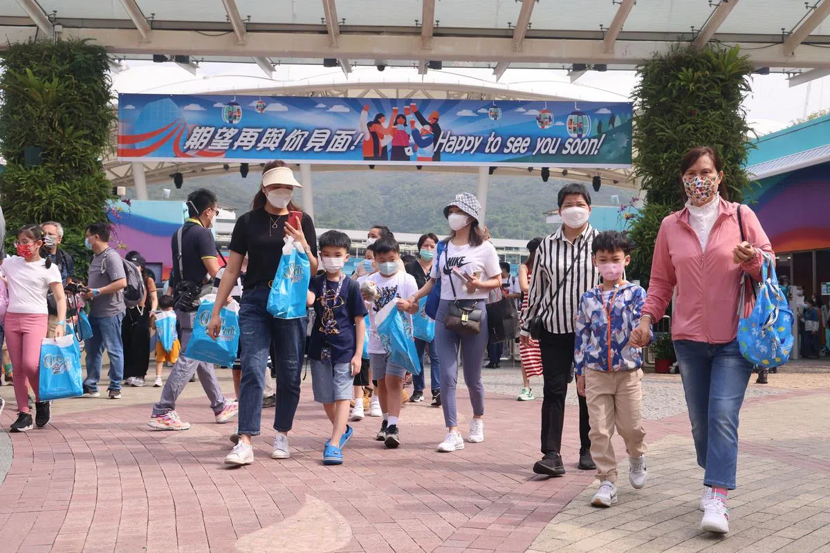 香港海洋公园今天（21日）重开，不少家长带着子女入园玩乐。（香港中通社）