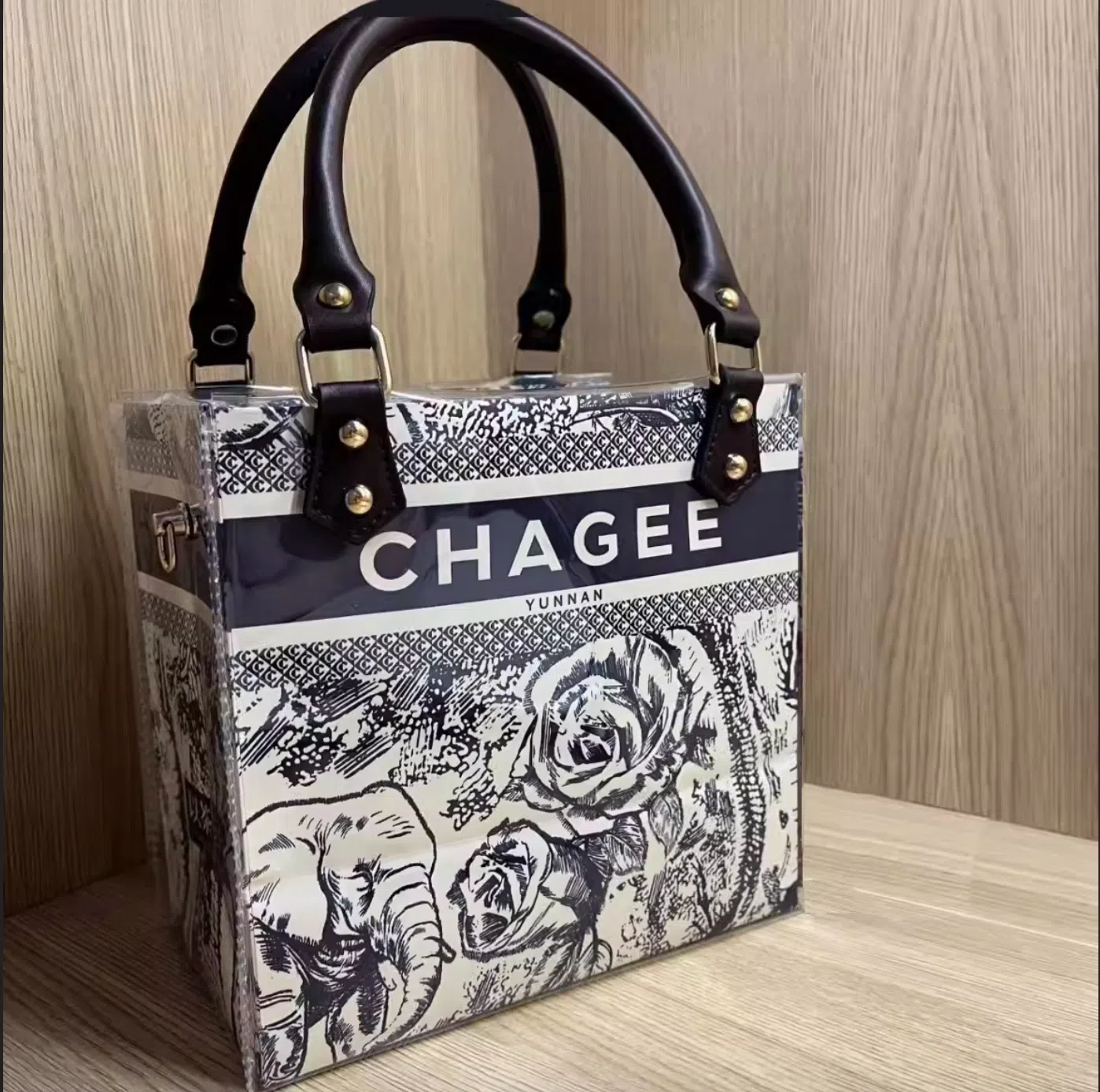 霸王茶姬纸袋变身成漂亮的防水手袋。（互联网）