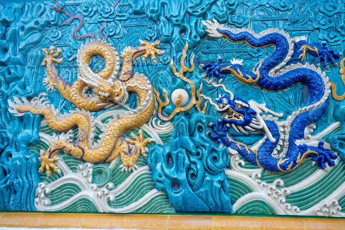 李国梁告诉参与的群友们，在过去的传统建筑装饰中，龙爪的数量大有讲究。（群友林振宝摄）