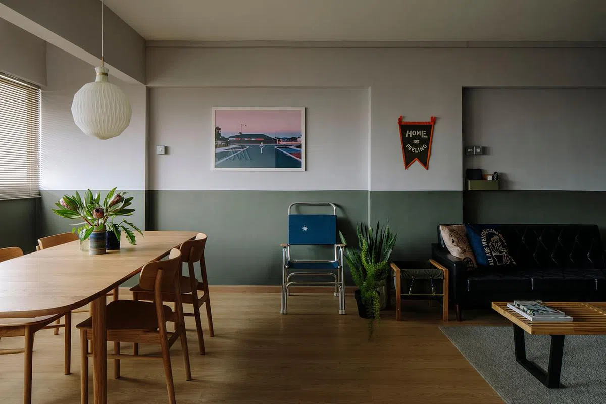 客厅与饭厅之间摆了一张户外折椅，带出户内外的青春时髦特色。饭厅的日式灯笼吊灯是荷兰老牌Le Klint的经典设计。