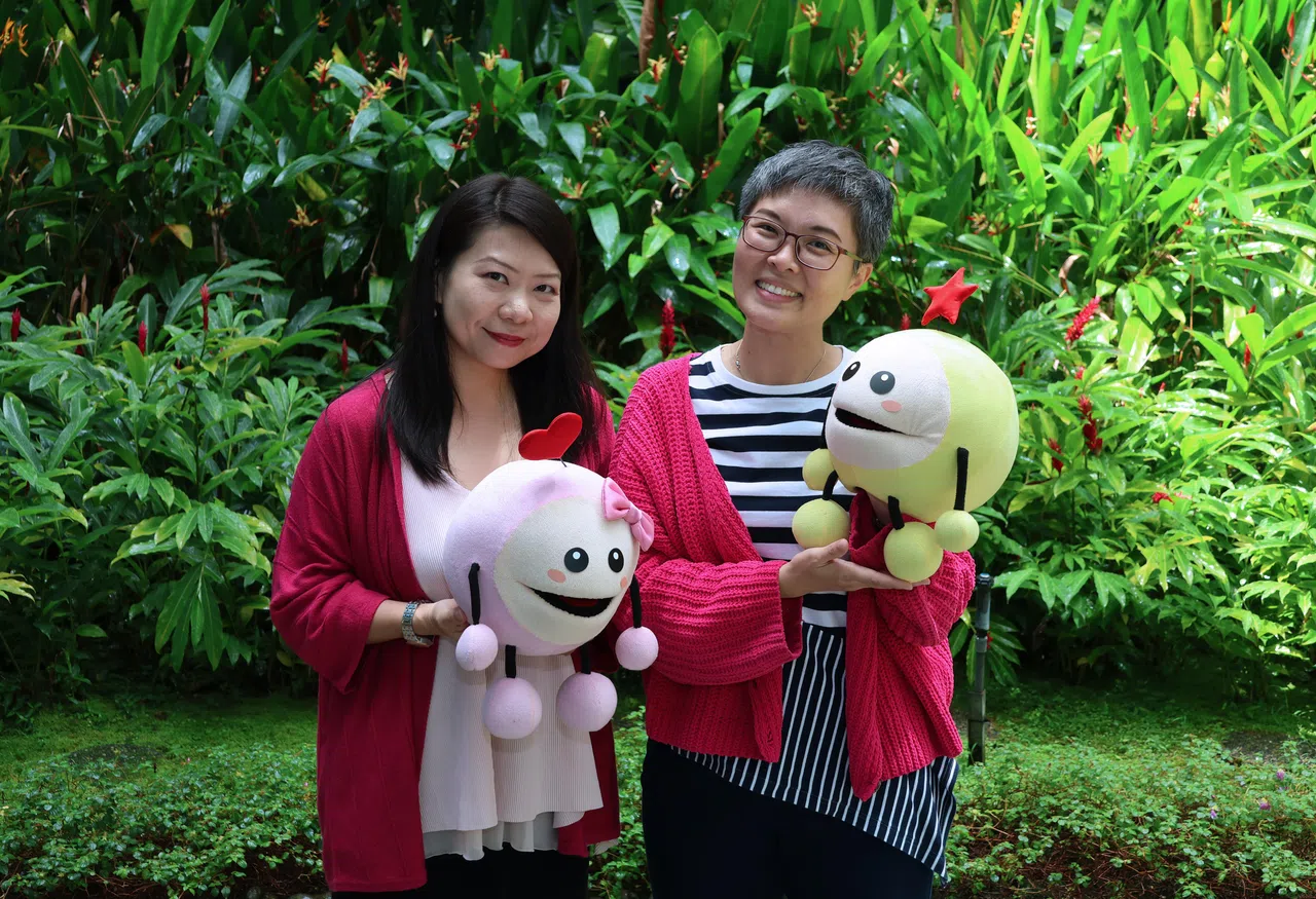 华文媒体集团青少年受众工作群总编辑陈能端（右）和早报校园主编杨漾。（梁麒麟摄）