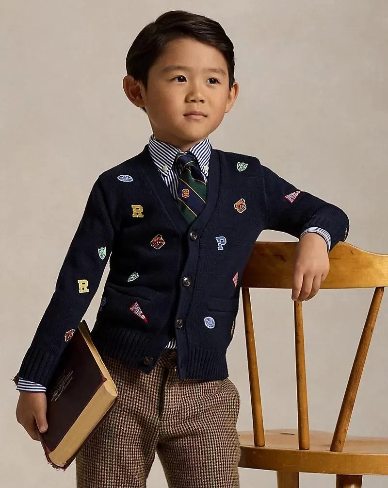 拉夫劳伦学院风棉质V领开衫，让小男生书卷气倍增。（取自品牌官网）