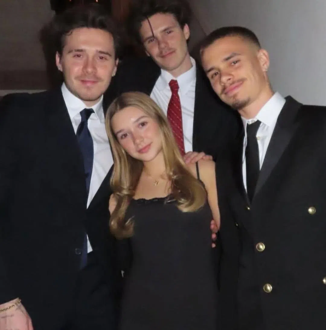 Seven（左二）和三个哥哥感情要好，尤其跟大哥Brooklyn（左一）更是兄妹情深。（取自Harper Seven IG）