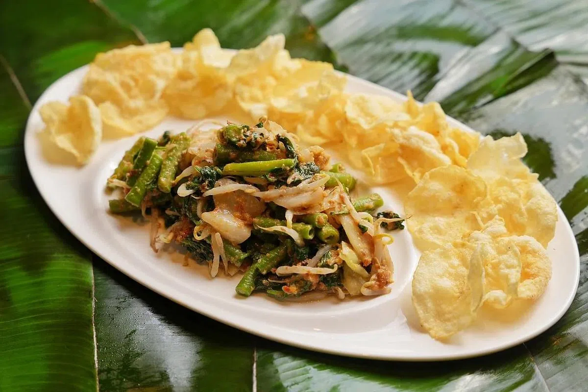 东爪哇的“Pecel Blitar”浓郁的花生酱为蔬果提味。（谢智扬摄）