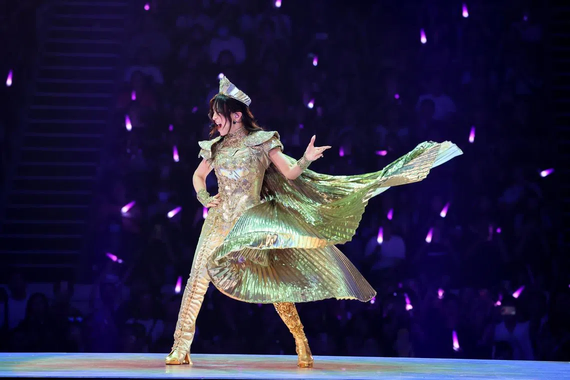 滨崎步首次在新加坡开个人演唱会，吸引近万名歌迷前来朝圣。（龙国雄摄）