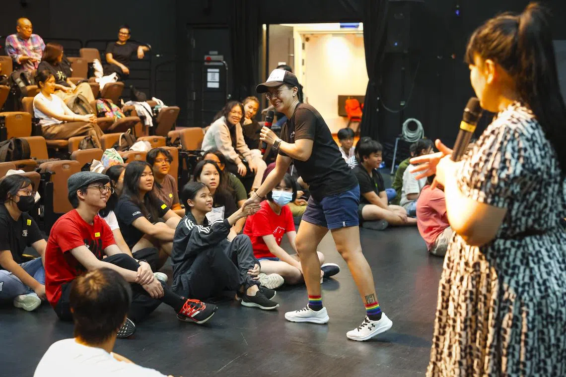 戏剧盒青年戏剧营“Camp-O”，开放给14至20岁的青少年参加，由戏剧盒联合艺术总监许慧铃（右）及韩雪梅（中），连同资深剧场人韩雪卿共同执行。（戏剧盒提供）