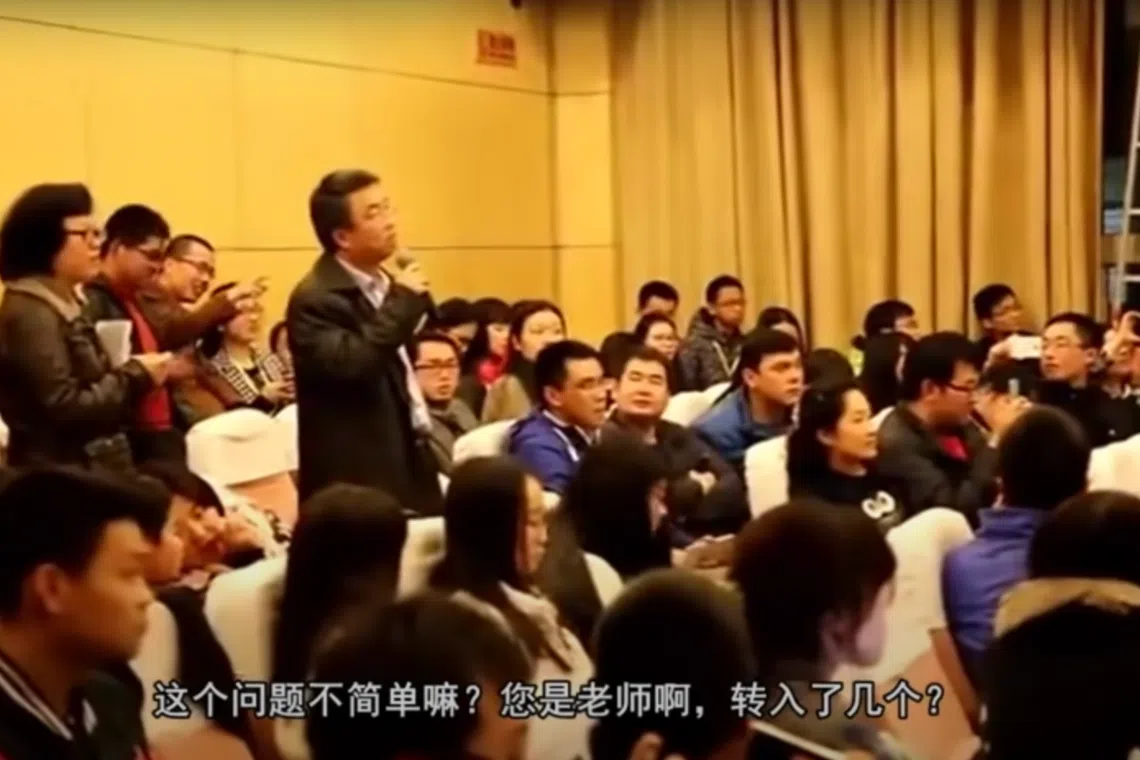 崔永元2013年3月26日在复旦大学发表题为“班门弄斧转基因”的演讲，并在提问环节与在场老师和学生展开辩论。（视频截图）