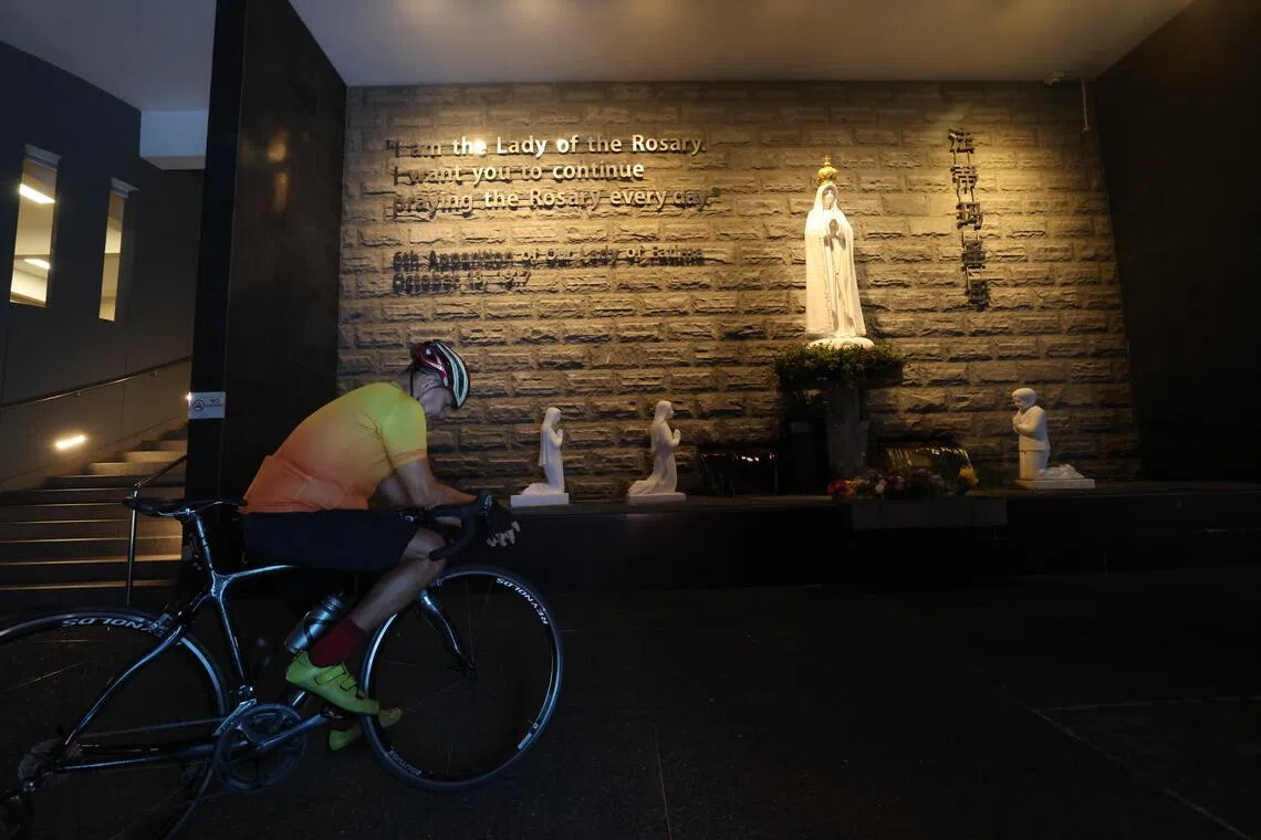 武吉知马圣若瑟堂出入顺畅，整体气氛平静安宁。（梁麒麟摄）