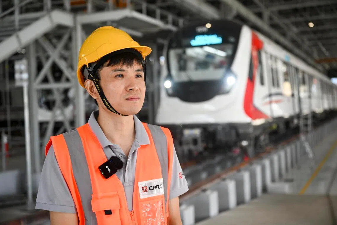 中国中车株洲电力机车有限公司调试工程师李林忠派驻马来西亚多年，参与过马来西亚多项轨道交通项目建设。（新华社）