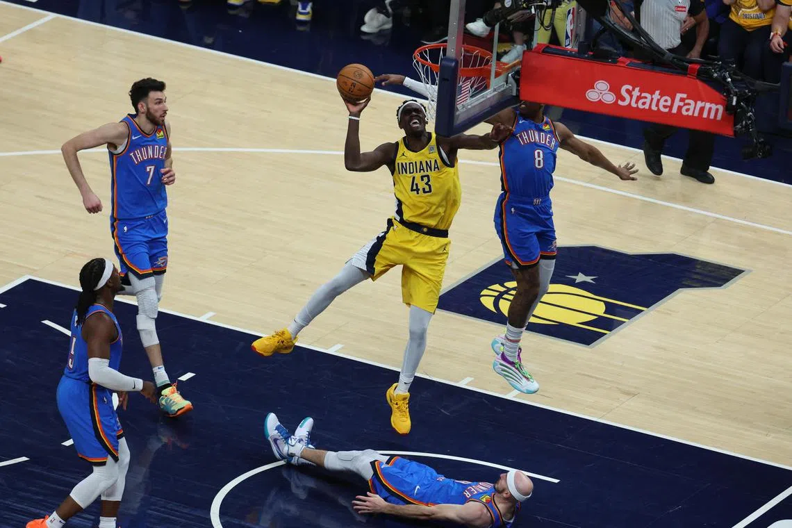 溜马中锋西亚卡姆（黄衣）空砍全队最高的20分。这也是他生涯第二次杀进NBA总决赛，他曾在2019年帮助多伦多猛禽夺得总冠军。（路透社）