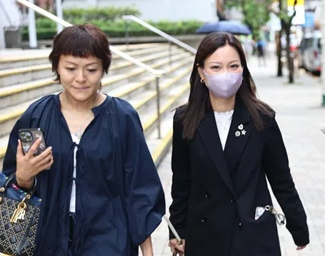 余思敏（右）在友人和律师的陪同下离开法庭。（互联网）