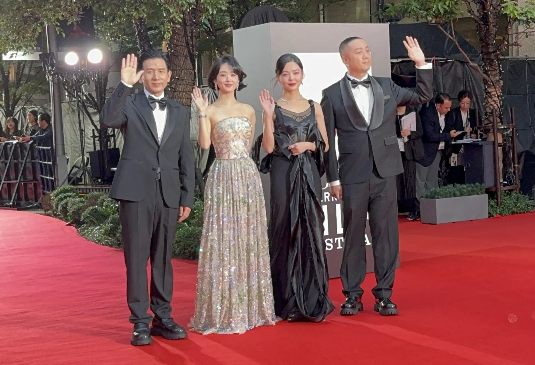 《乔妍的心事》导演赵德胤（左起）、演员赵丽颖、辛芷蕾和监制周元一同走红毯。（符祝慧摄）