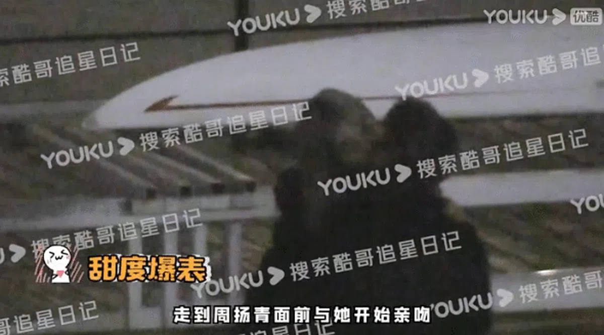中国狗仔捕捉到两人拥吻的画面。（互联网）