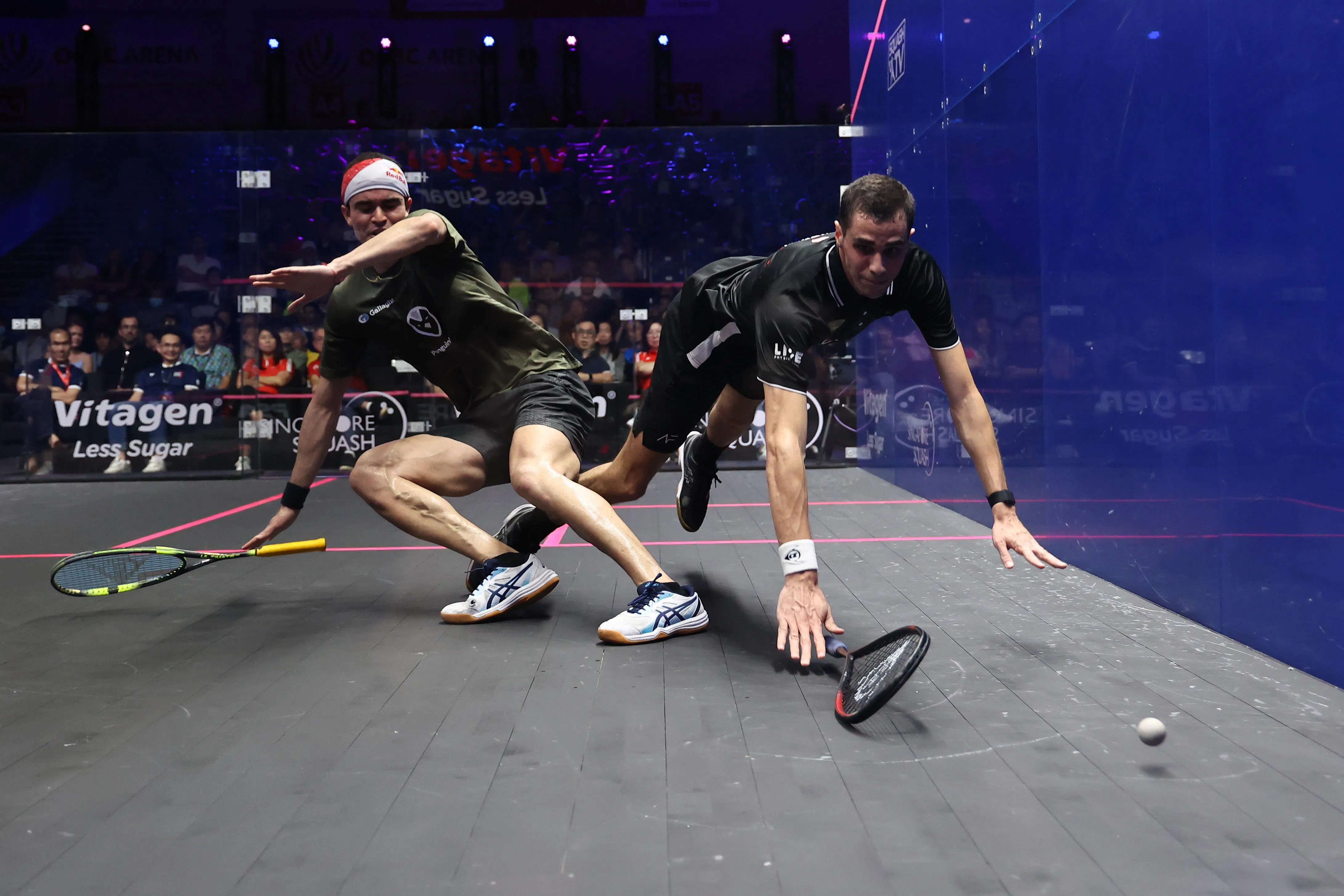 世界排名前二的法拉格（右）与埃利亚斯在决赛场上展开厮杀，场面激烈。（陈渊庄摄）