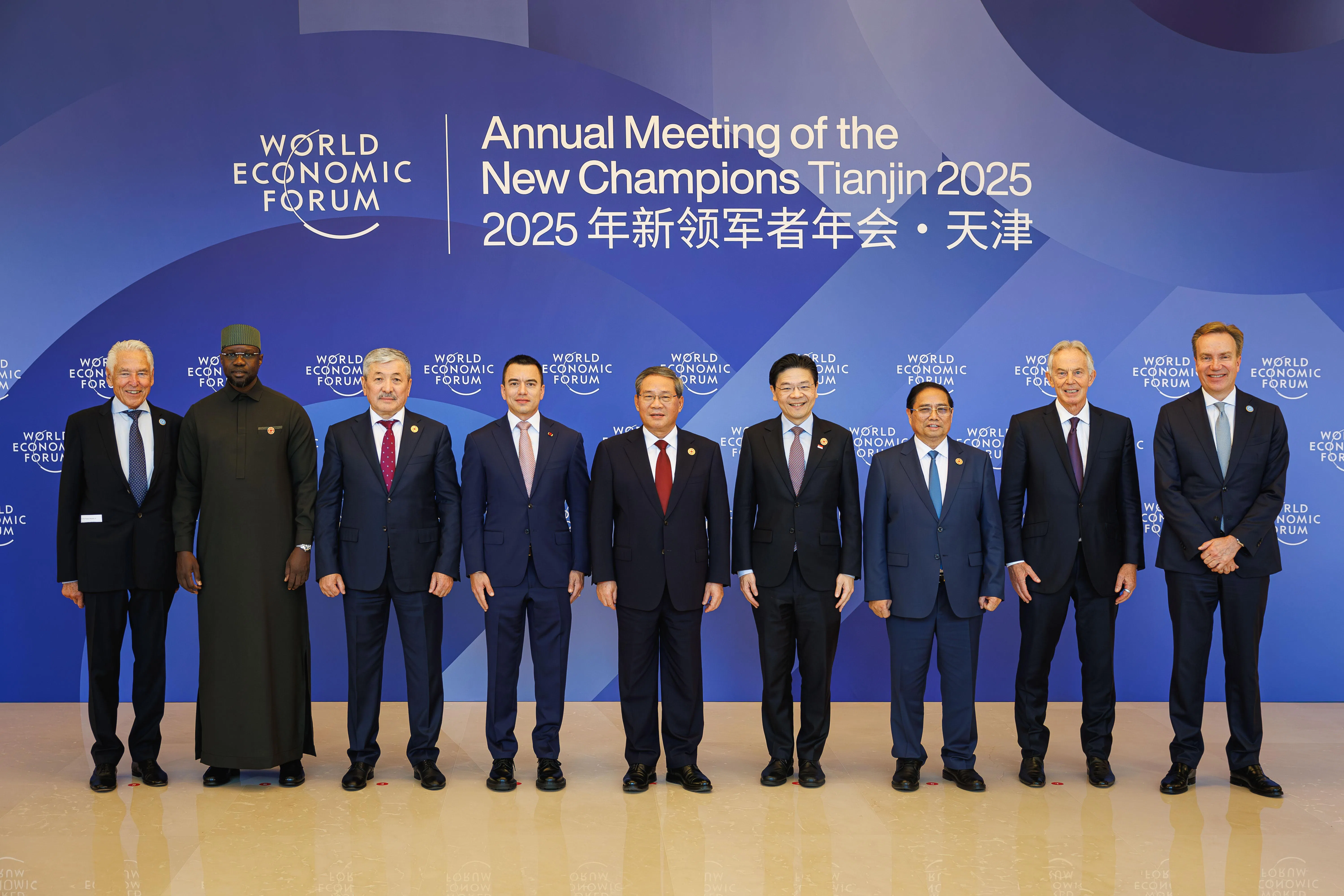 黄循财总理（右四）星期二在天津出席中国总理李强（中）为夏季达沃斯与会领导人设的晚宴，出席者包括世界经济论坛董事会临时主席布拉贝克（左起）、塞内加尔总理松科、吉尔吉斯斯坦总理卡瑟马利耶夫、厄瓜多尔总统诺沃亚、越南总理范明政、英国前首相布莱尔，以及世界经济论坛管理委员会主席布伦德。（数码发展及新闻部提供）