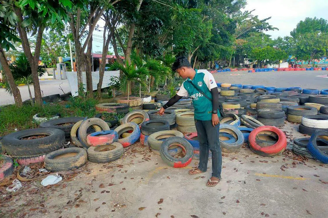 一名目击者指出卡丁车发生事故的地点。（取自IDN Times）