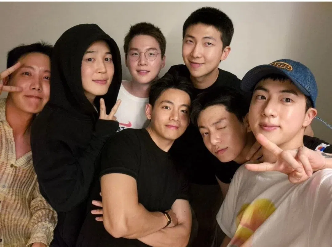 RM（左四）身为BTS的队长，要负责成员关系，是大家的凝聚力。（取自BTS官方X）