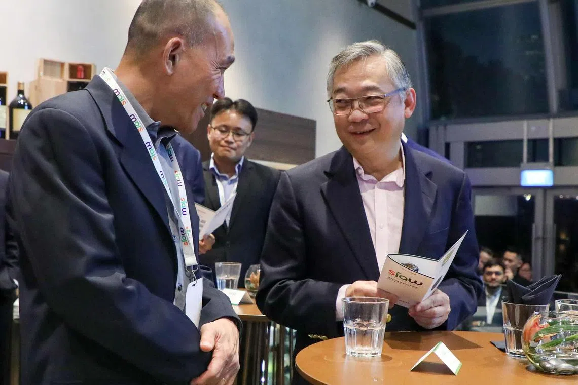 副总理兼贸工部长颜金勇（右）星期一晚上出席新加坡国际农业食品周欢迎仪式时，与新加坡食品局主席林泉宝（左）交流。食品局将通过新加坡食品故事科研计划第二阶段，拨款4000万元资助12个食品创新项目。（新加坡食品局提供）